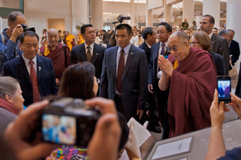 Well-wishers greet His Holiness the Dalai Lama on his arrival at his hotel in Long Beach, California, on April 20, 2012. Photo/Max Roper