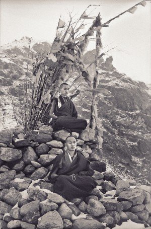 Lama Zopa Rinpoche e Lama Yeshe in meditazione nel 1969