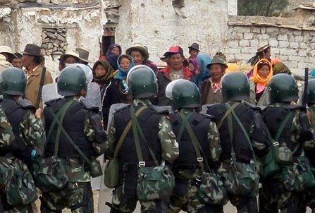 La polizia fronteggia una protesta di tibetani
