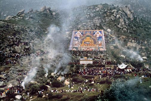 Cerimonia d'esposizione dell'effigie del Buddha al Monastero di Drepung in Tibet