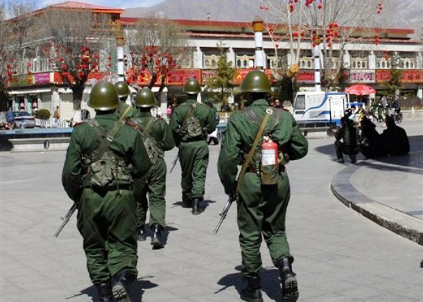 Soldati cinesi presidiano Lhasa
