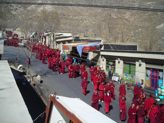 monaci in marcia per la difesa della loro religione in Tibet