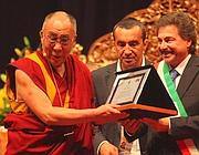 Il Dalai Lama riceve dal sindaco Musella la cittadinaza onoraria di Assago