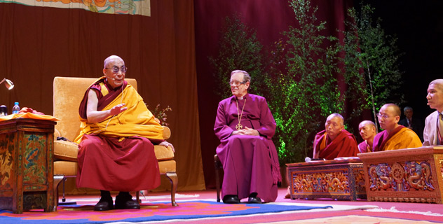 The Bishop of Manchester, the Right Rev Nigel McCulloch, introduces His Holiness the Dalai Lama at the start of the teachings in Manchester, England, on June 17, 2012. Photo/Jeremy Russell/OHHDL