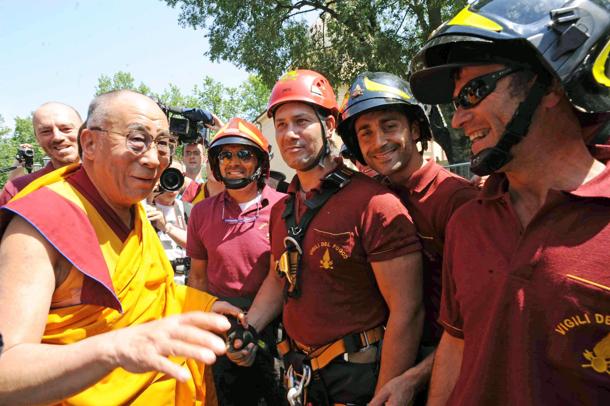 Il Dalai Lama con i vigili del Fuoco a Mirandola