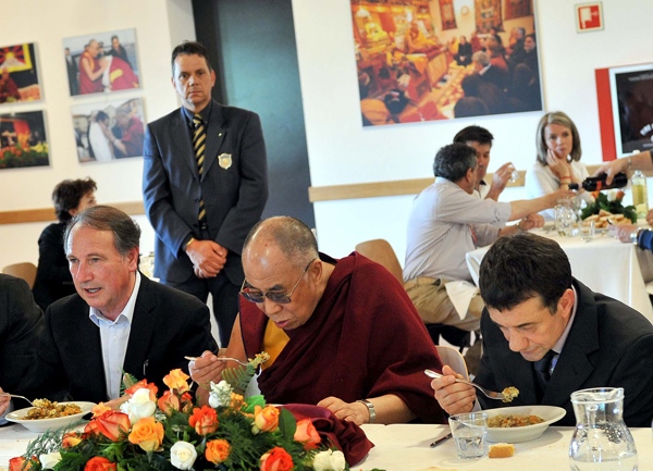 Sua Santità il Dalai Lama ha voluto accanto a sè a tavola Plinio Benedetti e don Pierluigi Di Piazza, gli organizzatori della sua visita. 