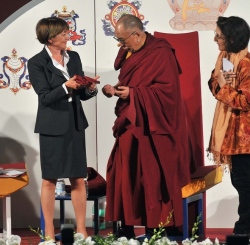 Il rettore dell’Università di Udine, Cristiana Compagno, consegna le scarpets, regalo simbolico di perseveranza, a Sua Santitàil Dalai Lama