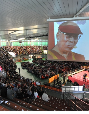 Sua Santità il Dalai Lama ha parlato di pace nel cuore nel gremitissimo Palasport Carnera di Udine