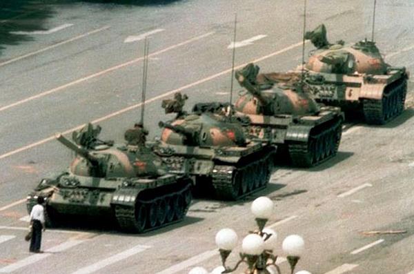 Piazza Tien An Men giugno 1989. Nel coraggio di questo eroe sconosciuto la speranza di poter cambiare la storia in nome di un ideale.