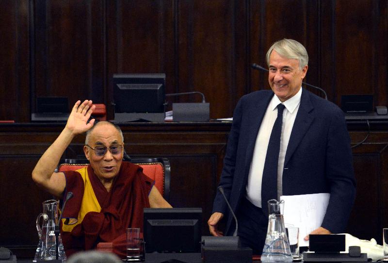Tra il sindaco di Milano Giuliano Pisapia e il Dalai Lama è nata oggi una vera e propria «amicizia» fondata sul comune pensiero che «questa crisi può aiutarci ad andare verso un mondo migliore. 