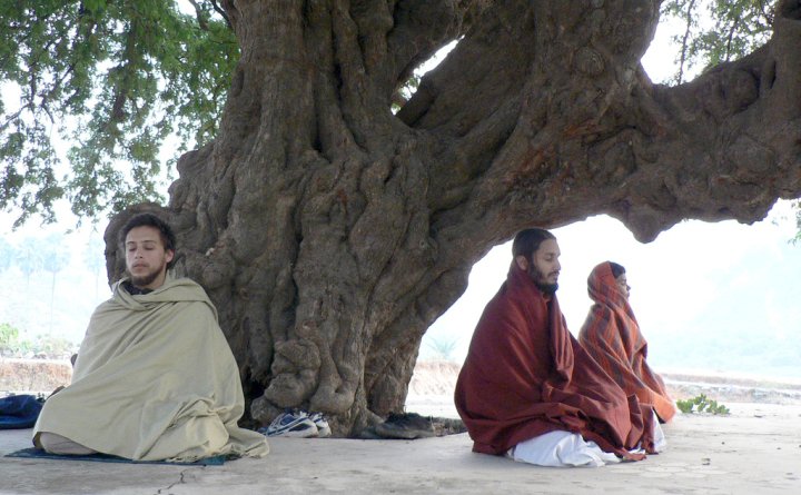 Monaci tibetani in meditazione sull'Himalaya