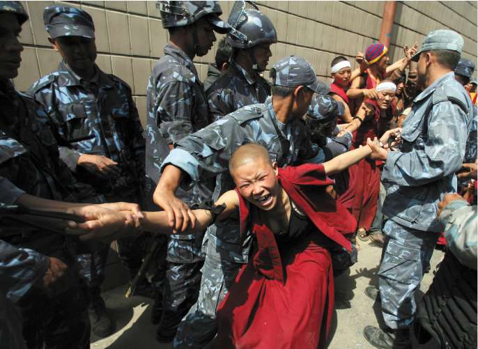 Monaci tibetani selvaggiamente percossi dalla polizia nepalese