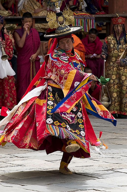 La danza sacra Cham compiuta dai monaci tibetani in meditazione. 