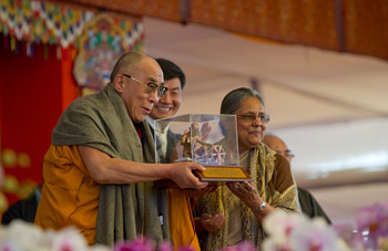 His Holiness the Dalai Lama receives the Mahatma Gandhi International Award for Reconciliation and Peace from Ela Gandhi, the granddaughter Mahatma Gandhi, in Bodh Gaya, India, on January 4, 2011. Photo/Tenzin Choejor/OHHDL