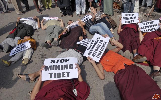 Le forze di sicurezza cinesi hanno ucciso un tibetano e arrestato altri sei mentre cercavano di disperdere una manifestazione di 1000 persone contro la ripresa dei lavori di sfruttamento di una miniera nella contea di Markham.