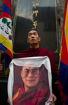 Un monaco tibetano mostra un ritratto del Dalai Lama per ricordare i martiri autoimmolatisi per la causa tibetana. 