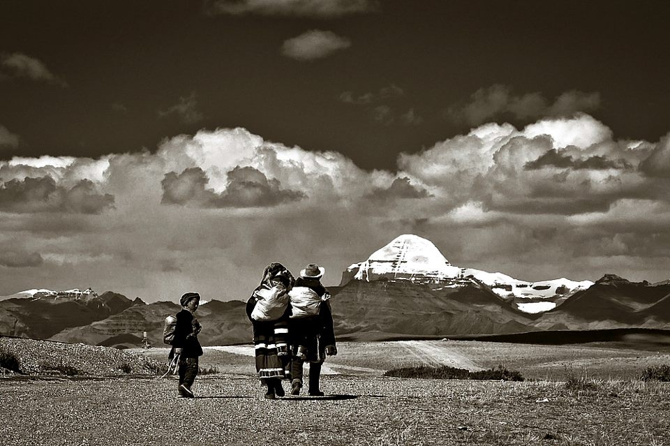 Pellegrini tibetani in marcia verso il Monte Kailash, la Montagna sacra delle religioni dell'Asia.