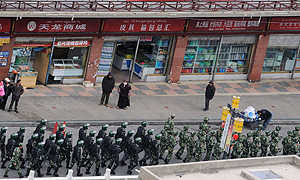 Soldati e polizia cinese in Tibet