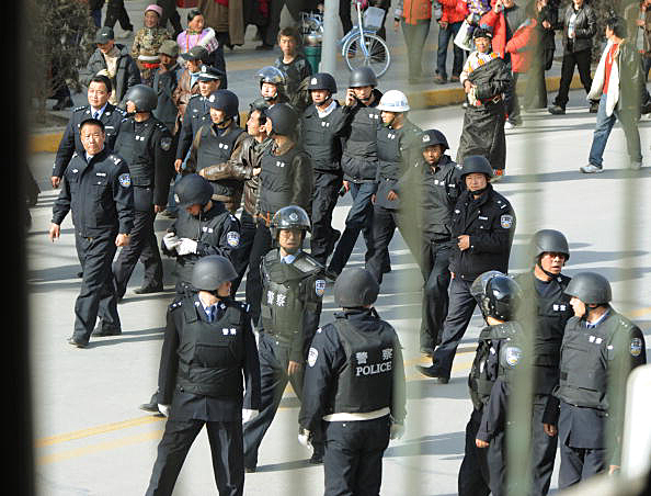 Nonostante le numerose proteste e i continui appelli di organizzazioni e Paesi stranieri, la polizia cinese continua ad arrestare e a sequestrare chiunque manifesti dissenso.