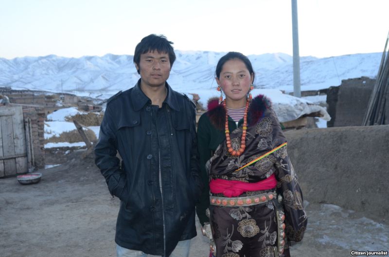 Il giovane tibetano Lhamo Tseten, autoimmolatosi il 26.10.12, qui con  sua moglie Tsering Lhamo.
