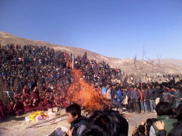 Migliaia di tibetani hanno preso parte alla cerimonia di cremazione di Dorjee Lhundup, il 63° eroe tibetano immolatosi domenica 4 novembre.