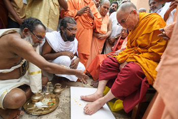 His Holiness the Dalai Lama is welcomed to Sivagiri Mutt with with his feet bathed and sprinkle with flowers in Varkala, Kerala, India, on November 24, 2012. Photo/Tenzin Choejor/OHHDL