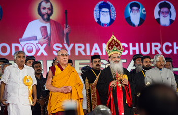 His Holiness the Dalai Lama joins in prayer at the opening of the Malankara Orthodox Syrian Church's Centenary Celebrations in Kochi, Kerala, on November 25, 2012. Photo/Tenzin Choejor/OHHDL