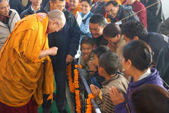 His Holiness the Dalai Lama greeting young Tibetans as he arrives for the final day of his teachings in Sarnath, Uttar Pradesh, India, on January 10, 2013. Photo/Jeremy Russell/OHHDL