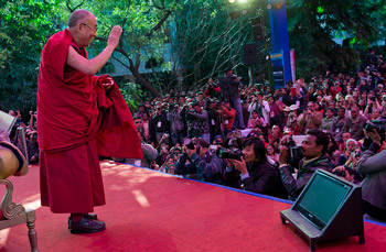 His Holiness the Dalai Lama greeting the audience at the Jaipur Literature Festival in Jaipur, India, on January 24, 2013. Photo/Tenzin Choejor/OHHDL