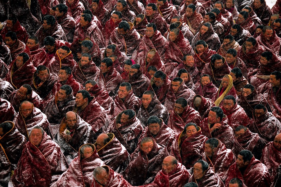 Quei monaci che si rifiutano durante le lezioni di “Educazione patriottica” nei monasteri di scrivere temi contro il Dalai Lama, contro l’indipendenza del Tibet, a favore del partito comunista vengono pestati a sangue o sbattuti in prigione, finché appunto non si dimostrano educati. 