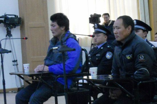 Lorang Konchok (a destra) e suo nipote Lorang Tsering durante il processo in cui sono stati accusati d'istigare le autoimmolazioni.