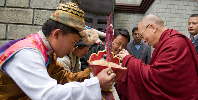 His Holiness the Dalai Lama is welcomed on his arrival in Dalahousie where he will take part two days of celebrations marking the 50th Anniversary of Central School for Tibetans (CST), Dalahousie, HP, India, on April 27, 2013. 