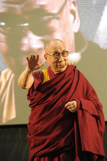 Sua Santità il Dalai Lama: La sorgente della felicità è il buon cuore, e per coltivarla bisogna aprirsi innanzitutto agli altri e avere cura di loro, o quantomeno non nuocere loro. 