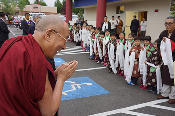 His Holiness the Dalai Lama is greeted by young children on his arrival at the Northwest Tibetan Cultural Association in Portland, Oregon on May 12, 2013. Photo/Jeremy Russell/OHHDL 