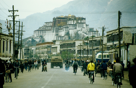 Lhasa il Barkhor e sullo sfondo il gran Potala