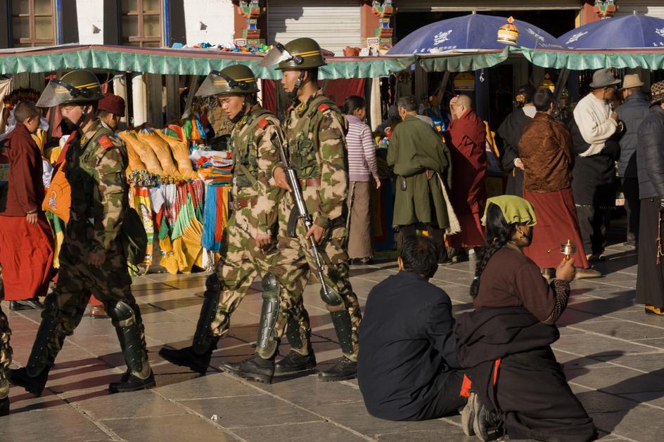 Polizia cinese in assetto di guerra nel centro di Lhasa