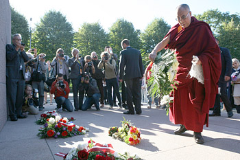 His Holiness the Dalai Lama lays flowers at the foot of the Freedom Monument in Riga, Latvia on September 9, 2013. Photo/Igor/SaveTibetRussia