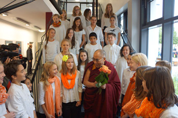 School children welcome His Holiness the Dalai Lama with roses on his arrival at IGS Hanover in Hanover, Germany on September 18, 2013. Photo/Jeremy Russell/OHHDL