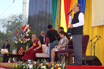 Former Mexican President Vincente Fox introducing His Holiness the Dalai Lama before his talk in Leon, Guanajuato, Mexico on October 15, 2013. Photo/Jeremy Russell/OHHDL