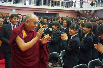 His Holiness the Dalai Lama is greeted by students as he enters the hall before his talk at Yakumo Academy, a girls' school in Tokyo, Japan on November 18, 2013. Photo/Jeremy Russell/OHHDL