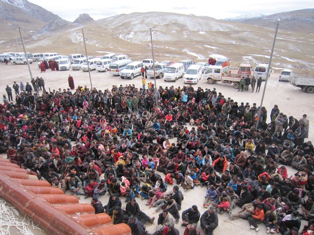 La manifestazione di protesta per chiedere la liberazione di Khenpo Kartse, l’abate trentottenne del monastero di Jhapa