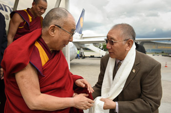 Dagyab Rinpoche welcoming His Holiness the Dalai Lama on his arrival at the airport in Frankfurt, Germany on May 13, 2014. Photo/Manuel Bauer