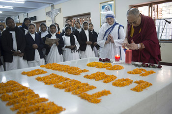 His Holiness the Dalai Lama lighting a candle at the tomb of Mother Teresa during his visit to Missionaries of Charity's Mother House in Kolkata, West Bengal, India on January 12, 2015. Photo/Tenzin Choejor/OHHDL  