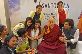 His Holiness the Dalai Lama with young journalists during their meeting in Surat, Gujarat, India on January 2, 2015. Photo/Jeremy Russell/OHHDL