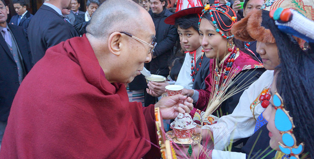 Members of the Tibetan community welcoming His Holiness the Dalai Lama on his arrival at his hotel in Washington DC, USA on February 3, 2015. Photo/Jeremy Russell/OHHD 