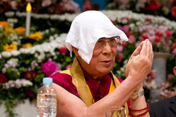 n an answer to a question, His Holiness the Dalai Lama explaining the Buddhist way to fold hand together during his talk at the 40th anniversary celebrations of the All Japan Soto Young Priest Association in Gifu, Japan on April 8, 2015. Photo/Tenzin Jigmey