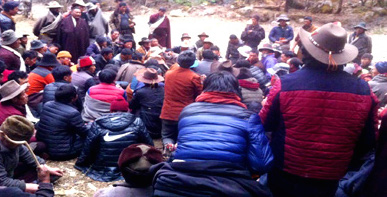 Tibetani in assemblea di protesta contro la miniera