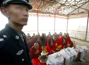 chinesepolicetibetanmonk305_12-300x219