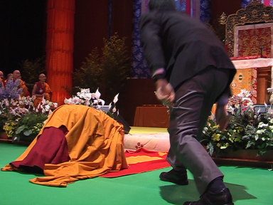Prostrazioni di Sua Santità il Dalai Lama prima degli insegnamenti