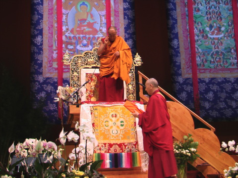 Sua Santità il Dalai Lama saluta la grande assemblea in attesa dei suoi insegnamenti